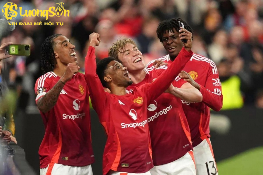 Man United hướng tới mục tiêu đánh bại Tottenham ở chung kết Europa League nhằm giành vé dự Champions League mùa sau. Man United hướng tới mục tiêu đánh bại Tottenham ở chung kết Europa League nhằm giành vé dự Champions League mùa sau.